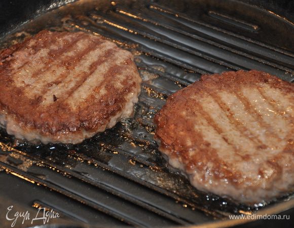 Быстро обжарить котлеты с двух сторон до готовности.