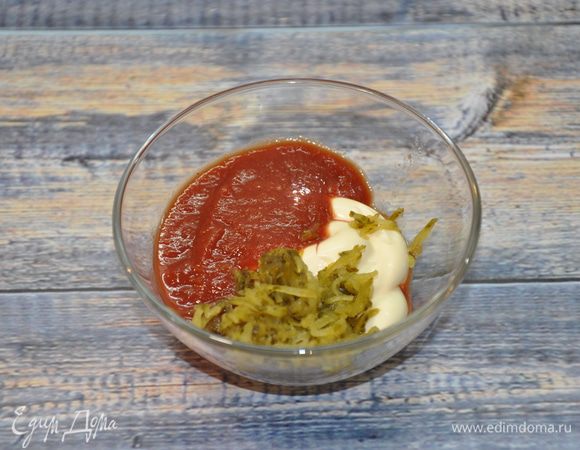 Теперь приготовим соус, от него намного будет зависеть вкус нашего бургера. Смешаем майонез ТМ «Слобода» на перепелиных яйцах с кетчупом и корнишонами, натертыми на мелкой терке.