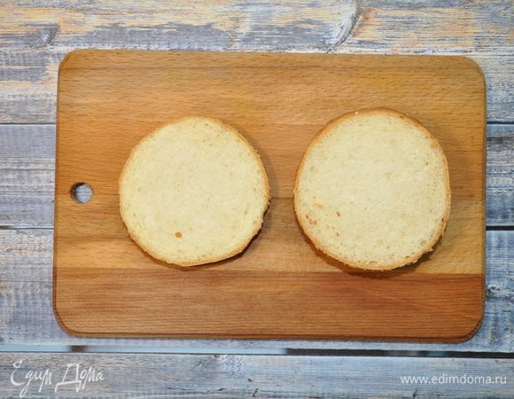 Булки для бургеров разрежем на 2 части.