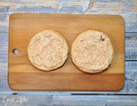 Смажем обе части соусом.