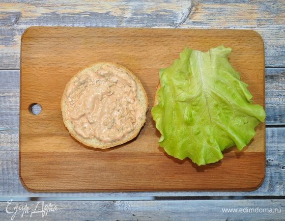 На нижнюю часть положим лист салата.