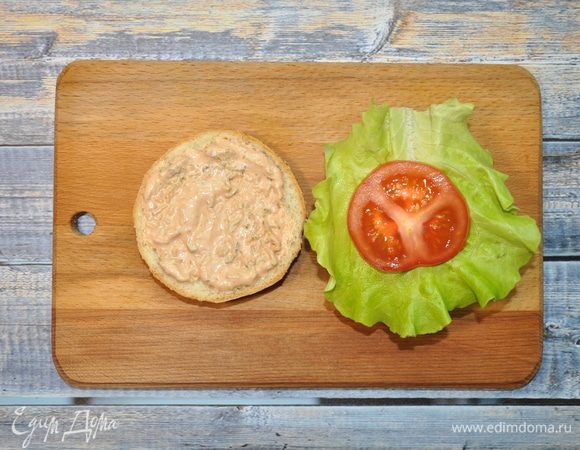 Затем кружочек помидора.