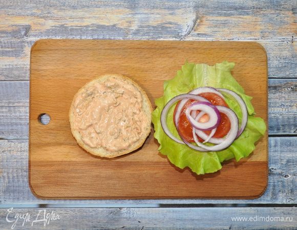 На помидор выложим лук колечками.