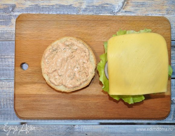 Пока котлета горячая, сразу кладем на нее сыр, чтобы он немного расплавилась.