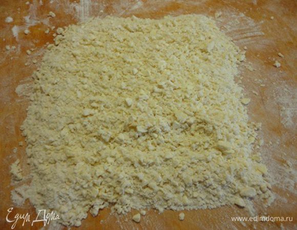 И с помощью большого японского ножа (тоже подарок одного из спонсоров сайта) порубила все в мелкую крошку и быстро замесила тесто, а точнее, собрала в единое целое. 