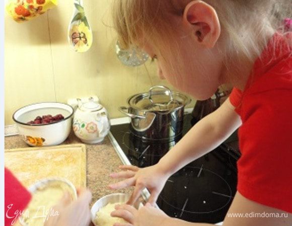 И сразу же выложила в формочки (смазывать не надо), формируя бортики. С моей помощницей (а в будущем наследницей этой книги) мы сделали это быстро. 