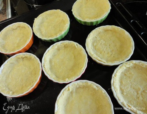 И вынесли на холод на 40 минут. Да, я тут вскоре вспомнила, что не наколола их вилкой, что сразу же исправила. И вы не забудьте это сделать.