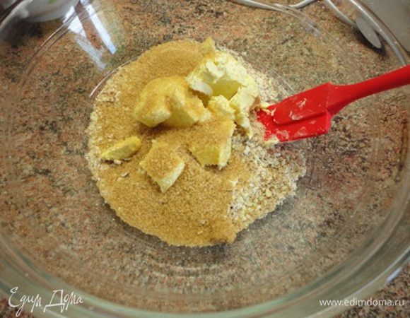 Минут за 10 до истечения срока расстойки можно включить духовку для разогрева до 190°С (Я знаю свою духовку, поэтому сразу включила на 200°С) и готовим марципан. Миндаль измельчаем в блендере, добавляем мягкое масло, сахар, соль и взбиваем миксером. Продолжая взбивать, добавляем по одному яйца. В конце добавляем 1 ст. ложку муки (мне кажется, можно с горкой) и перемешиваем.