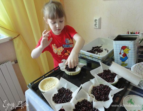 Формочки с тестом выстилаем пекарской бумагой и засыпаем фасолью или горохом (у кого что есть) и выпекаем в духовке 5 — 7 (у меня 10) минут, затем убираем бумагу с фасолью и выпекаем еще 2 — 3 (у меня 5) минут.
