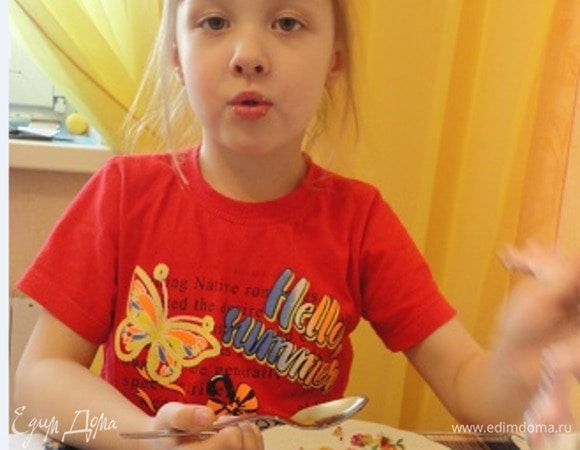 Моя помощница терпеливо дождалась, когда тарталетки остынут и попросила присыпать их сахарной пудрой. Оценила на отлично. А устами ребенка глаголет истина!