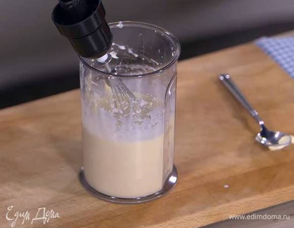 Кефир и молоко соединить с яйцом и предварительно размягченным сливочным маслом, все посолить и взбить блендером с насадкой-венчиком.