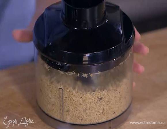 Фундук измельчить в блендере, так чтобы остались небольшие кусочки.