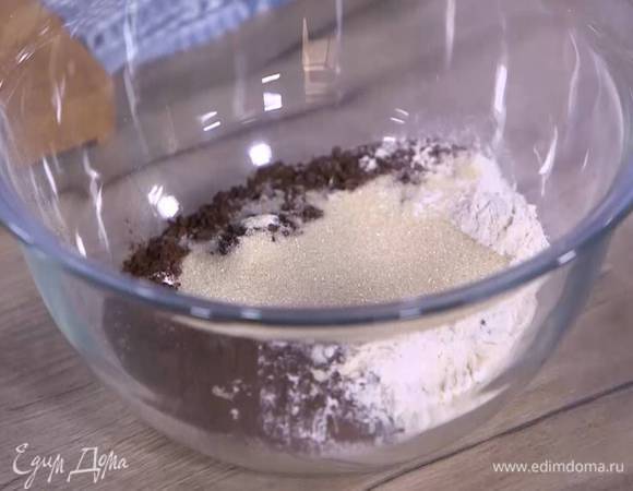 Муку перемешать с измельченными орехами, сахаром, какао и разрыхлителем.