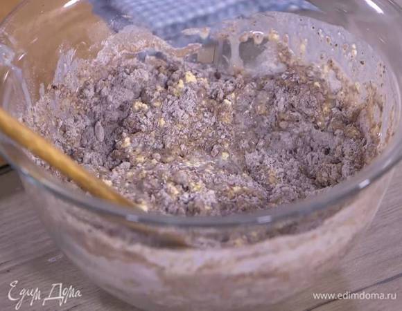 К муке с орехами и какао влить кефирную массу и вымешать тесто.
