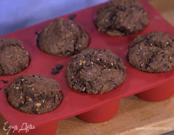 Выпекать маффины в разогретой духовке 25 минут.