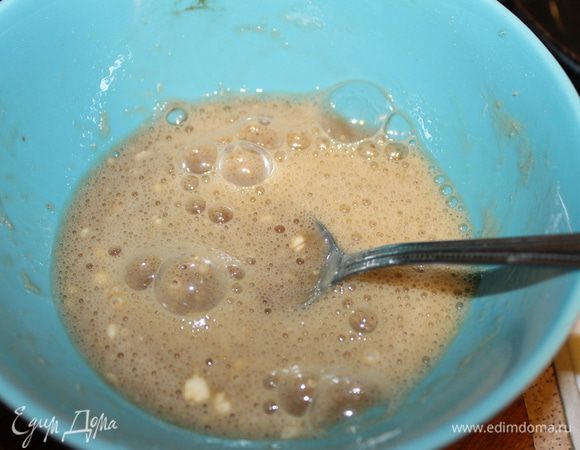 Яйца соединить с соевым соусом, ложкой муки, смешать вилкой, стараясь не взбивать. Испечь 6 блинчиков.