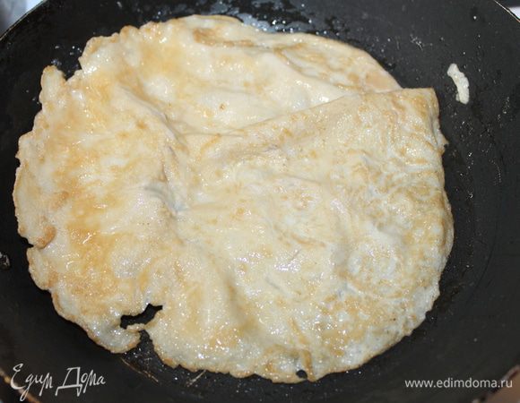 4 блинчика нарезать полосками в салат. Добавить майонез ТМ «Слобода» на перепелиных яйцах, все перемешать. 2 блинчика смазать творожным сыром, выложить красную икру и завернуть рулетиками. Нарезать пенучками. 
На тарелку выложить листья салата, сверху горкой сам салат. Рядом поставить рулетики. Украсить красной икрой и зерненой горчицей.
