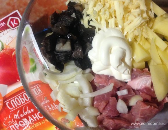 Добавляем соевый соус и майонез. Соль я не добавляю, для меня соуса вполне достаточно.