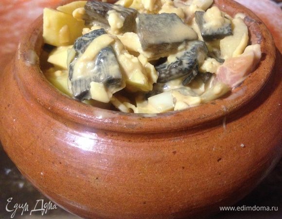 Укладываем все горшочки и ставим в духовку в среднем на 1,5 часа. Время зависит от объема горшочка и возможностей вашей духовки. 
Приятно аппетита!