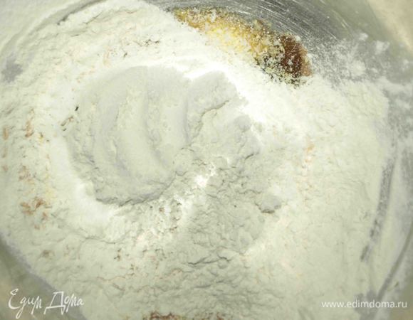 Просеять муку и добавить к остальным ингредиентам. Добавить молоко. 