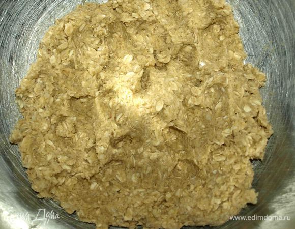 Замесить руками тесто.