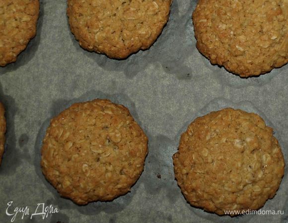 Выкладываем печенья на противень и отправляем в заранее разогретую духовку до 180°С на 15 — 20 минут.