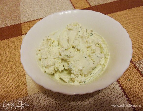 Пока готовятся сухарики, займемся сырными шариками. Сливочный  сыр положить в салатник, добавить мелко нарезанный укроп (веточки убрать), 1 зубчик чеснока (мне достаточно) пропущенный через пресс. Хорошо перемешать. Можно сразу купить в магазине готовый сливочный сыр с зеленью.