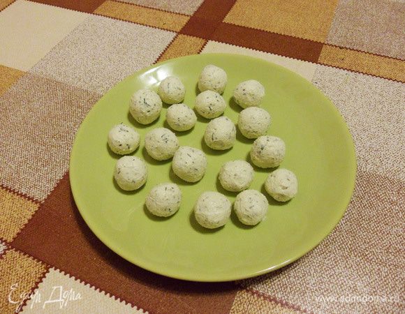 Влажными руками скатаем маленькие шарики. Вот такие красавчики!