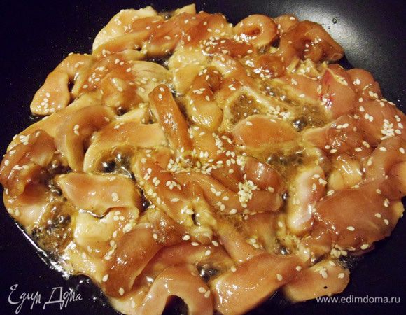 Вернемся к курочке. Обжарить на сильном огне, постоянно помешивая. Буквально несколько минут, не пересушите!