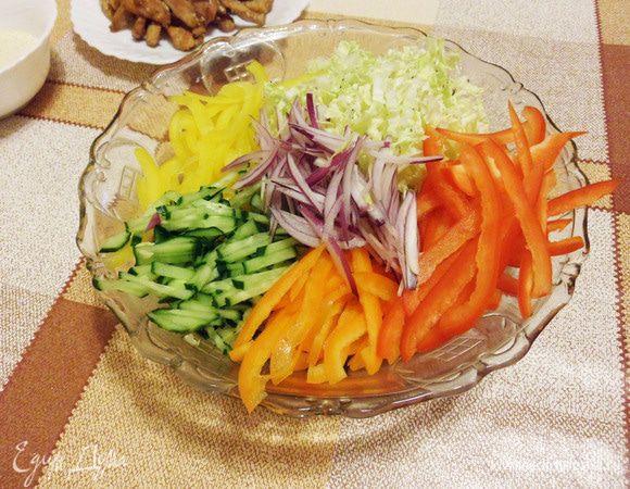 Теперь займемся основой салата. Тонко режем пекинскую капусту, огурец и разноцветный сладкий перец тонкой соломкой, а также салатный лук, нарезанный тонко-тонко! Для тех, кто лук не любит, можно сократить его количество или убрать совсем. Если у Вас нет салатного лука, можно репчатый лук ошпарить кипятком и замариновать в ложке уксуса. У меня маленькая фиолетовая луковка.