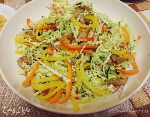 Добавим обжаренную курочку. Нежно перемешаем. При желании можно присолить (по моему вкусу, соли достаточно и в основе, и в заправке).