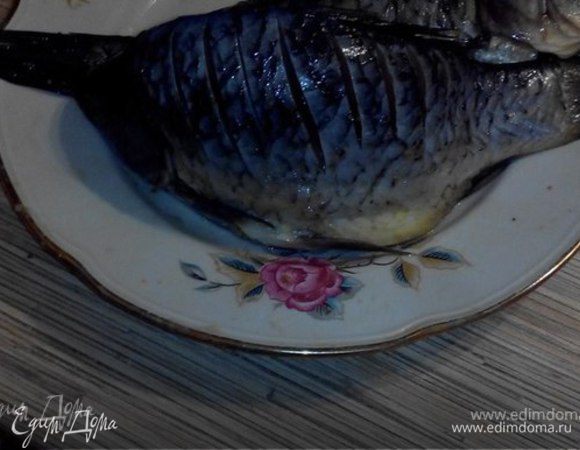 Затем делаем  надрезы на рыбе (это рекомендуется делать, чтобы мелкие косточки «ужарились»).