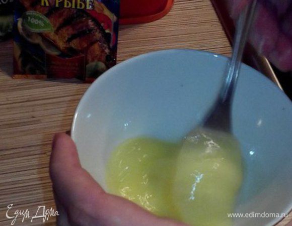 В мисочку разбиваем яйцо и взбиваем его.