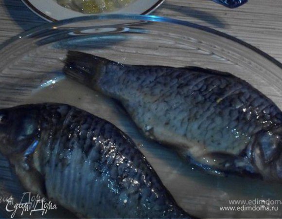 Затем обмакиваем тушки рыбы в яйце. И приступаем к жарке рыбы.