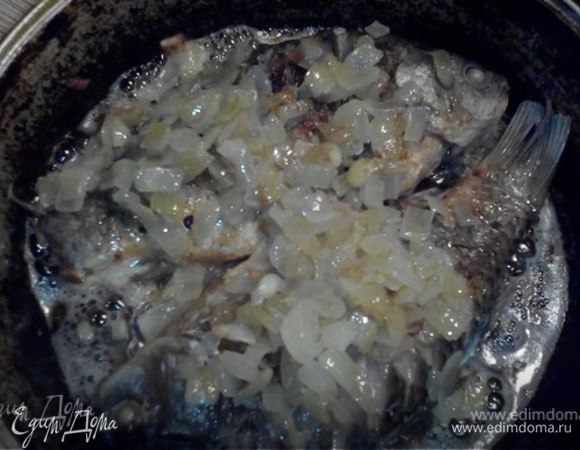 Обжариваем рыбу с двух сторон до золотистой корочки. Сверху на тушки выкладываем обжаренный лук.