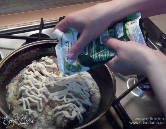 Затем смазываем рыбу майонезом, накрываем крышкой и тушим на слабом огне в течение 15 минут.