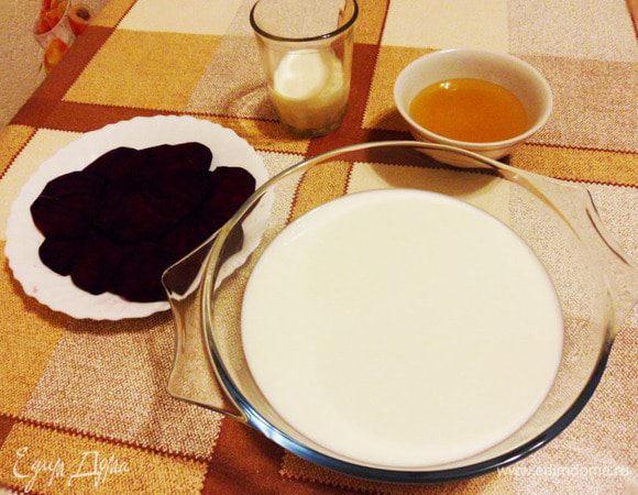  Свеклу (самую небольшую) вымыть, почистить и нарезать тонкими кружочками. Молоко немного подогреть (40°С, не более). Затем молоко влить в стеклянную или керамическую посуду.