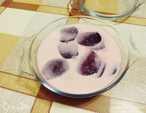  Далее в молоко добавляем мед, после его полного растворения вливаем катык (можно ряженку), затем добавляем кружочки свеклы. Все хорошенько перемешиваем.