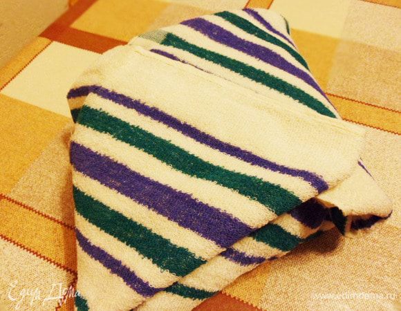 Оставляем посуду с напитком в теплом месте на 10 часов. Я завернула кастрюльку в полотенце.