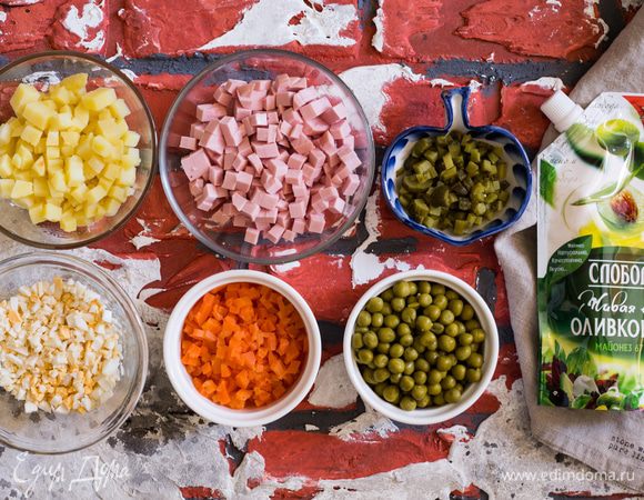 Картофель, морковь, огурцы и яйца нарежьте на средние кубике. Так же нарежьте докторскую колбасу, лук и укроп.