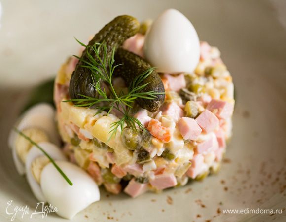 В салатнике смешайте картофель, морковь, яйца и докторскую колбасу. Уберите в холодильник. Перед подачей добавьте огурцы, зеленый горошек и мелко нарезанный укроп и лук. Затем добавьте майонез, поперчите и посолите, все тщательно перемешайте.