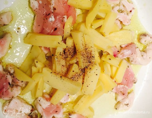 Пожарить на растительном масле картофель и курицу. 