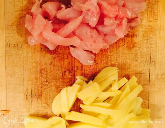 Нарезать тонко картофель и куриное филе. 