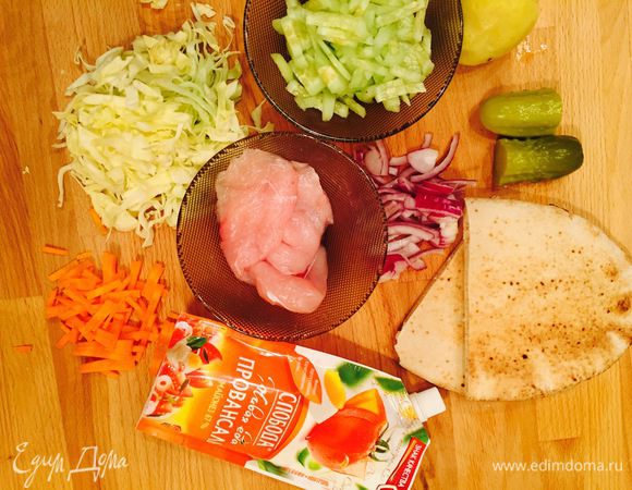 Подготовить ингредиенты. Нарезать соломкой морковь, капусту, огурцы. Лук нарезать полукольцами. 