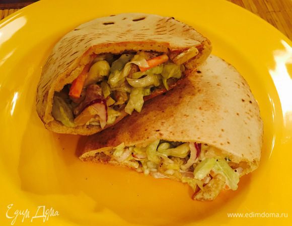 Питу разрезать пополам и подогрет в тостере. Наполнить начинкой. 
Приятного аппетита! 