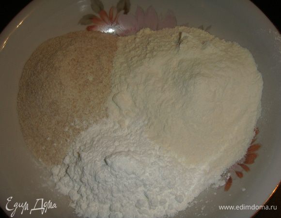Муку в/с, муку цельнозерновую, крахмал и разрыхлитель смешать.