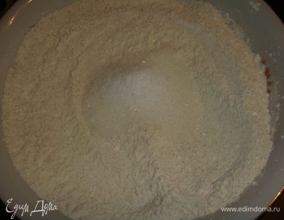 Всыпать сахар и соль.