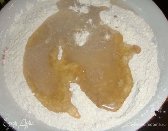 Влить воду и масло. 