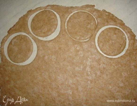Стол смазать подсолнечным маслом. Раскатать тесто в тонкий пласт. Вырезать кружки размером с формочки для тарталеток.
