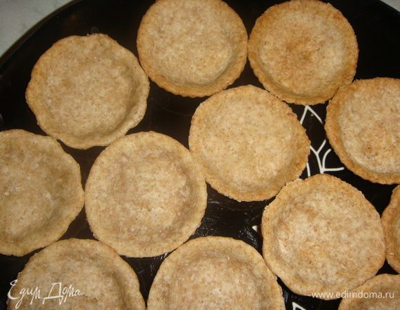 Выпекать в разогретой до 180°С духовке 15 — 20 минут. Готовые тарталетки можно хранить в закрытом контейнере. 